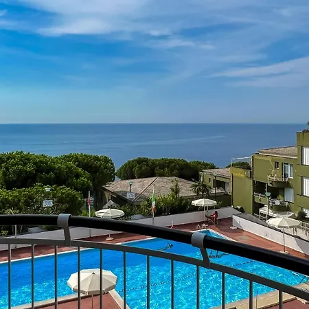 Apartment In Pineta Con Vista Mare E Piscina Varazze