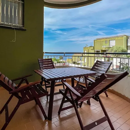 Apartment In Pineta Con Vista Mare E Piscina Varazze